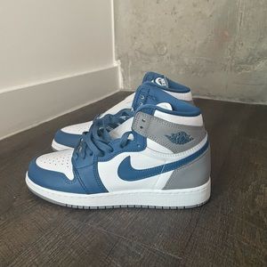 AIR JORDAN 1
RETRO HIGH OG GS

TRUE BLUEWHITE-CEMENT GREY